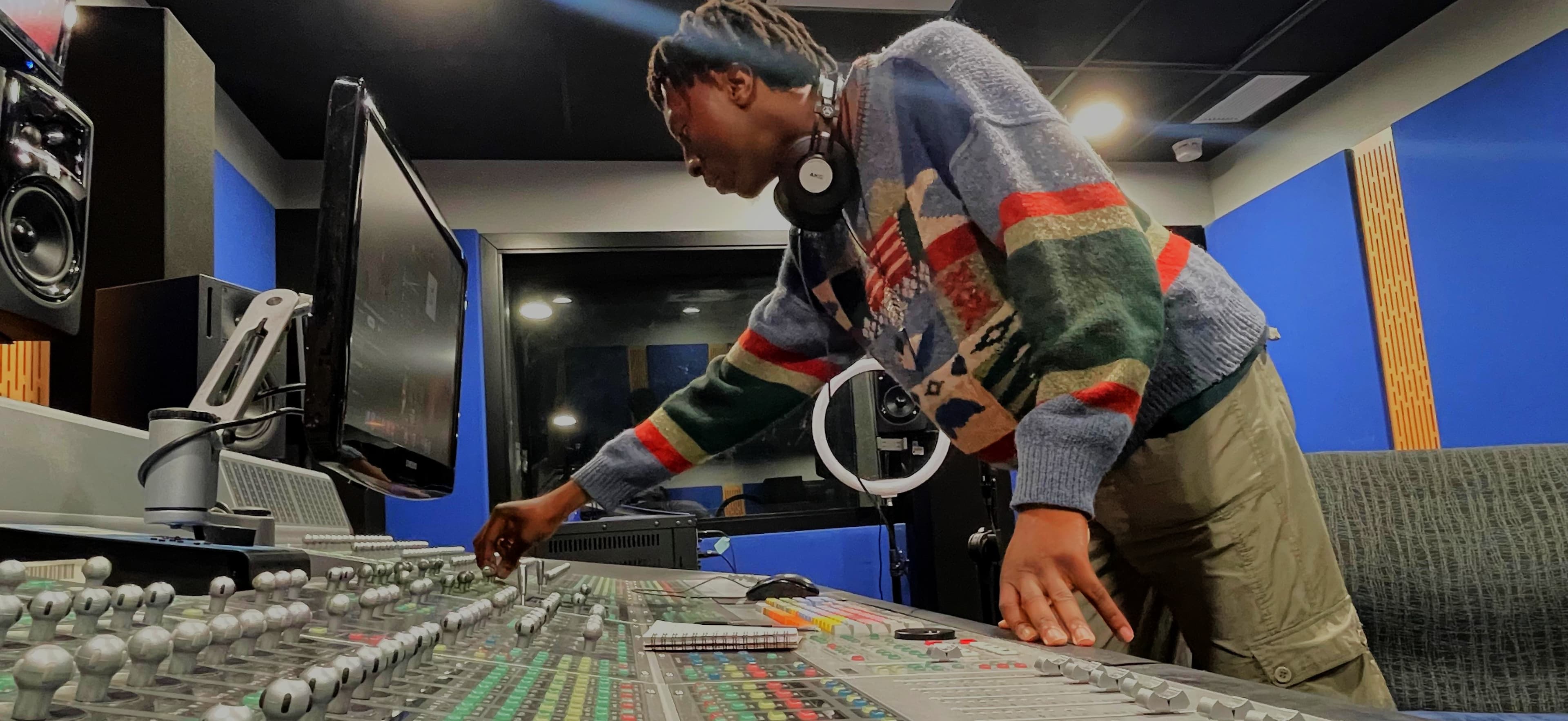 Mas Genesis: Crafting vulnerability through music